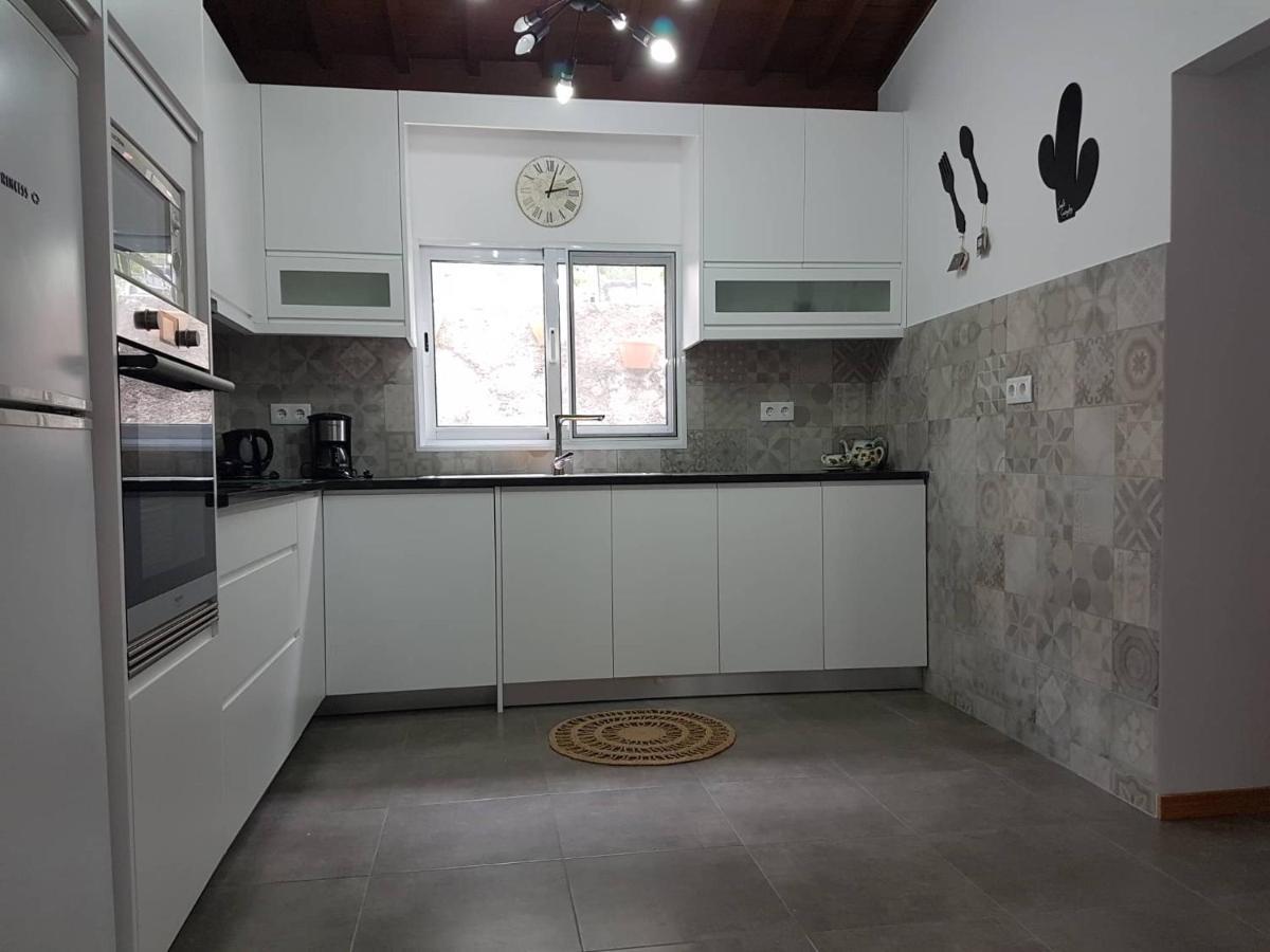 Join Our Relaxed House Near The Beach - Mosteiros 莫什泰鲁什 外观 照片